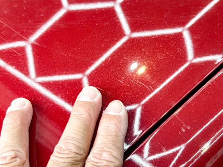 ボディーを触ってみると全体的にザラザラ