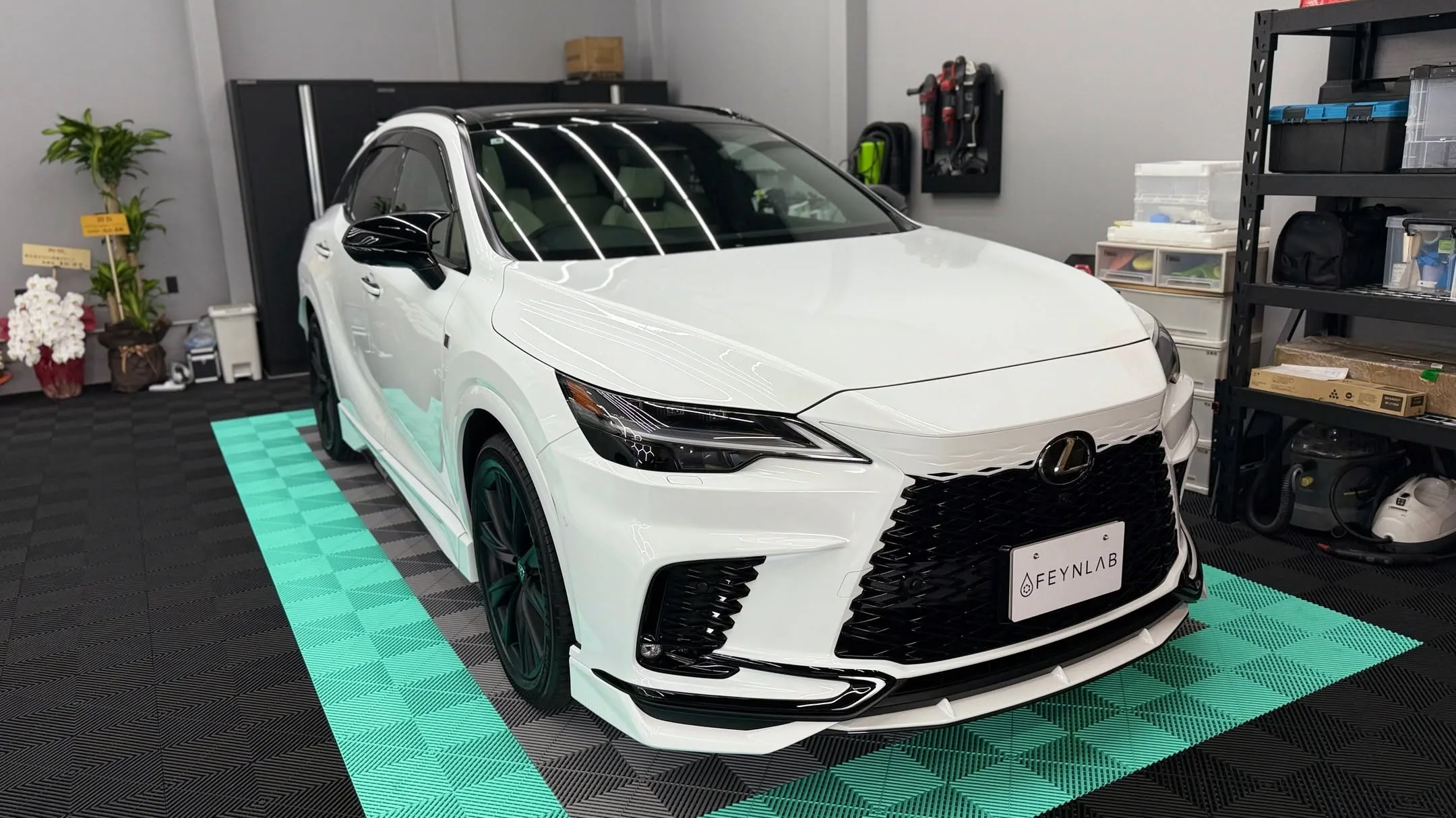 🚗✨ こんにちは！今日は、ラットガレージのカーディテーリング...