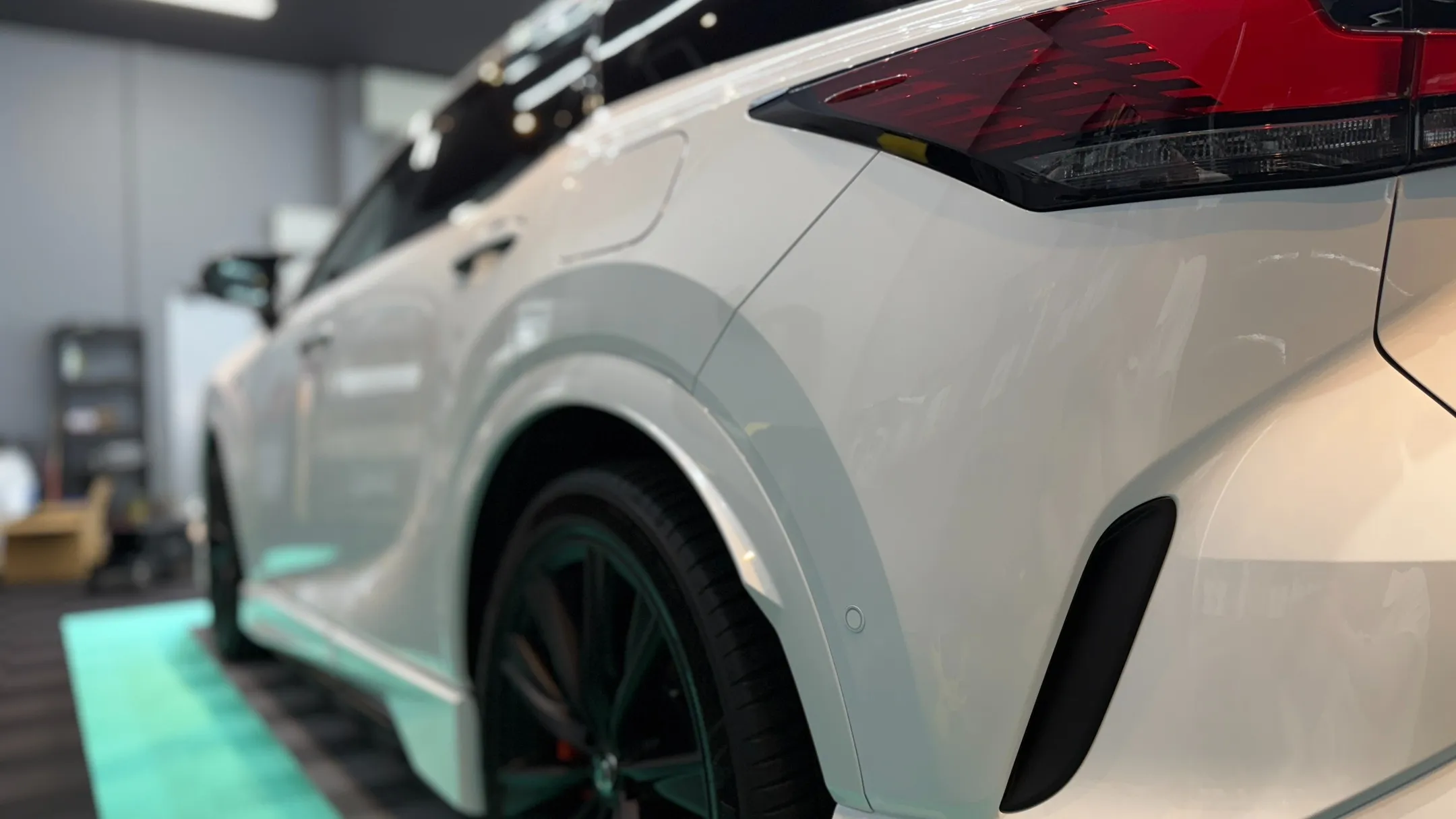 🚗✨ こんにちは！今日は、ラットガレージのカーディテーリング...