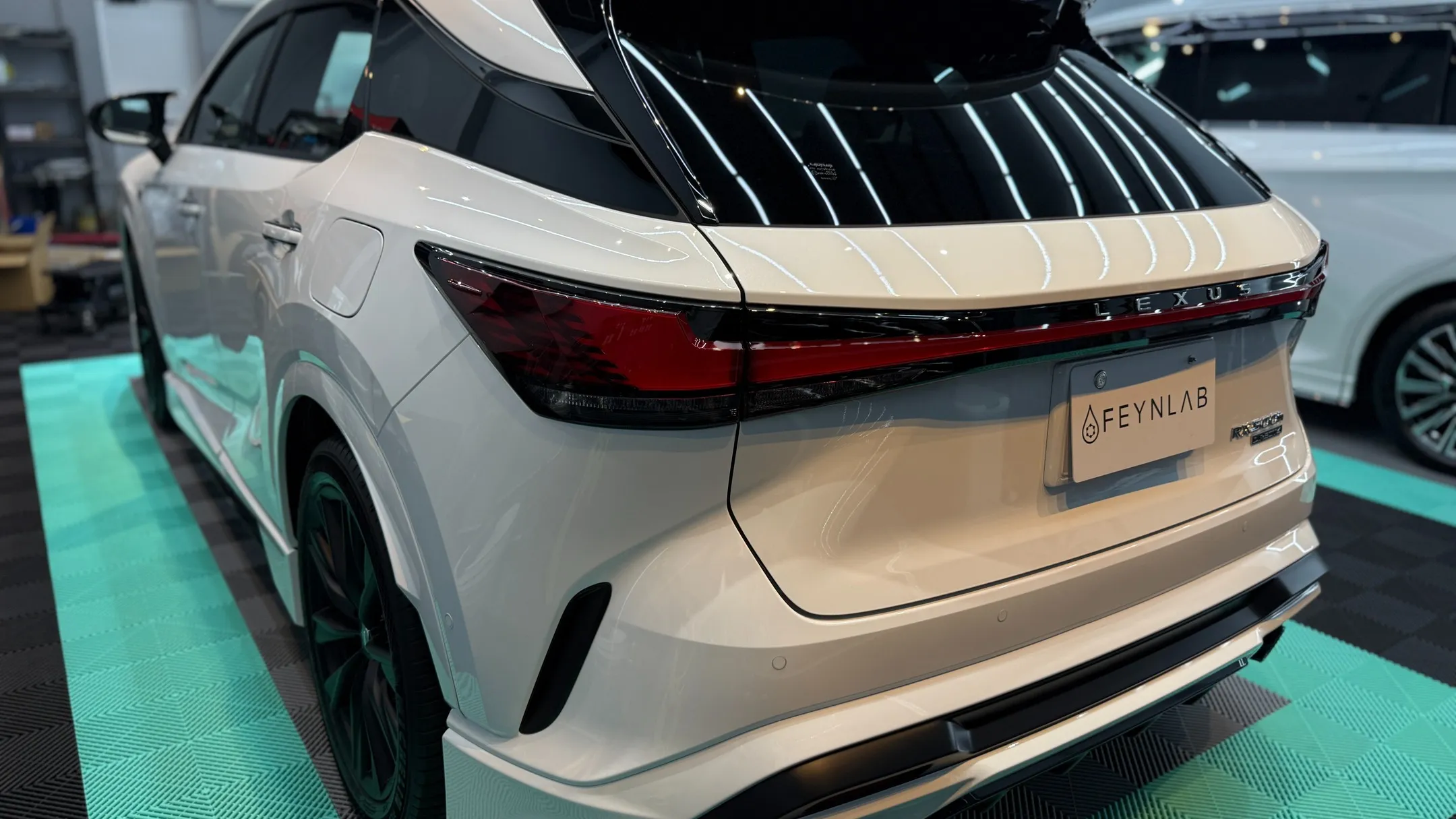 🚗✨ こんにちは！今日は、ラットガレージのカーディテーリング...