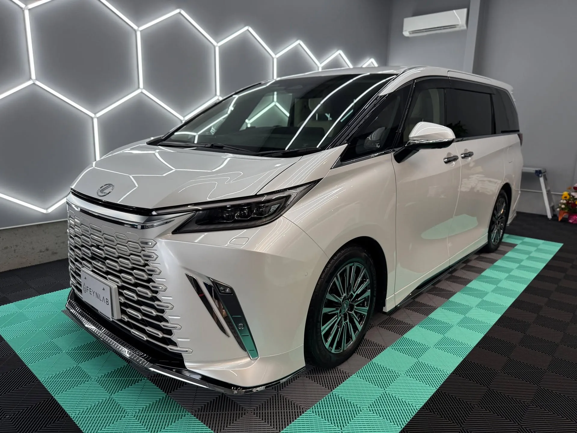 🚗✨ 本日、新車LEXUS LM500hに上位モデルのコーテ...