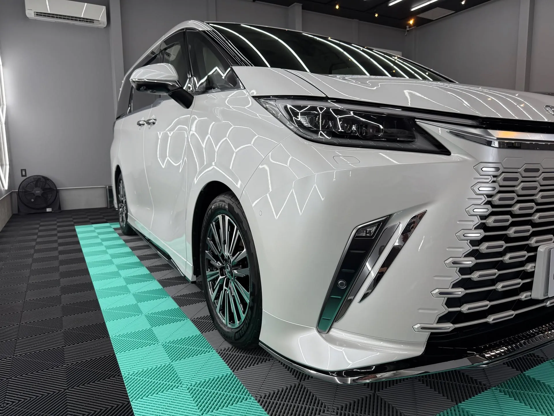 🚗✨ 本日、新車LEXUS LM500hに上位モデルのコーテ...