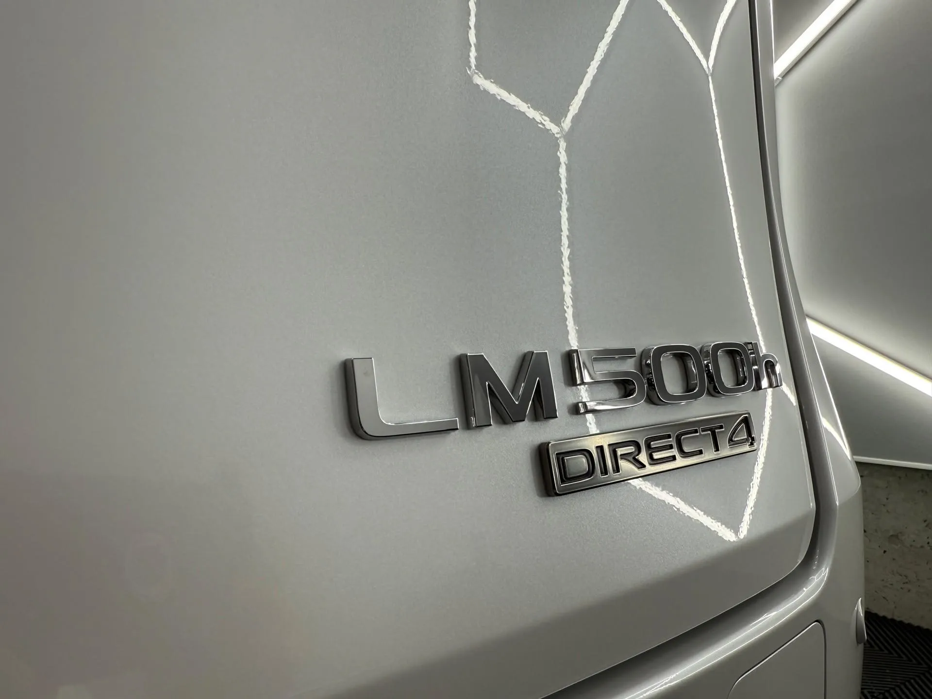 🚗✨ 本日、新車LEXUS LM500hに上位モデルのコーテ...