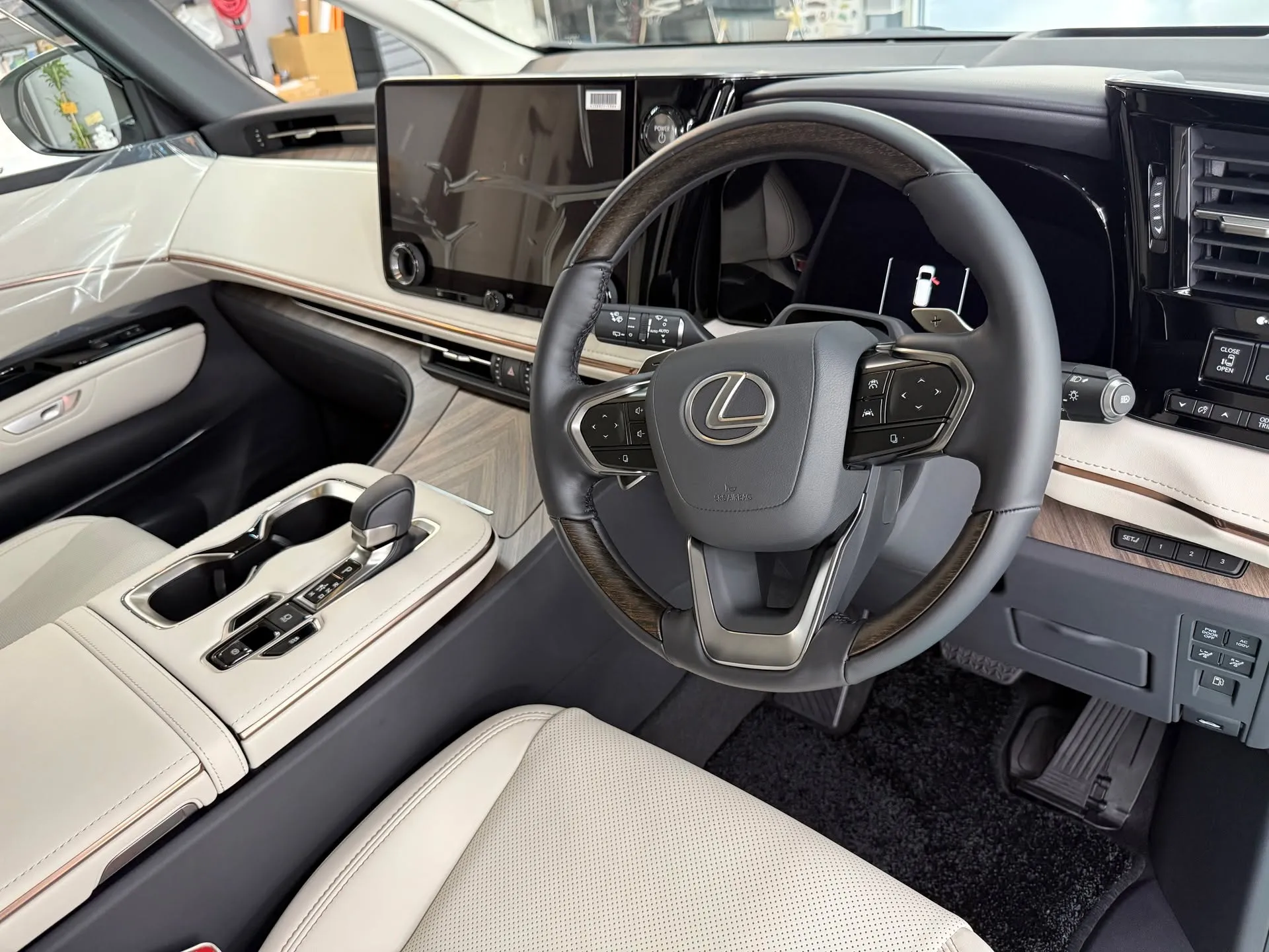 🚗✨ 本日、新車LEXUS LM500hに上位モデルのコーテ...