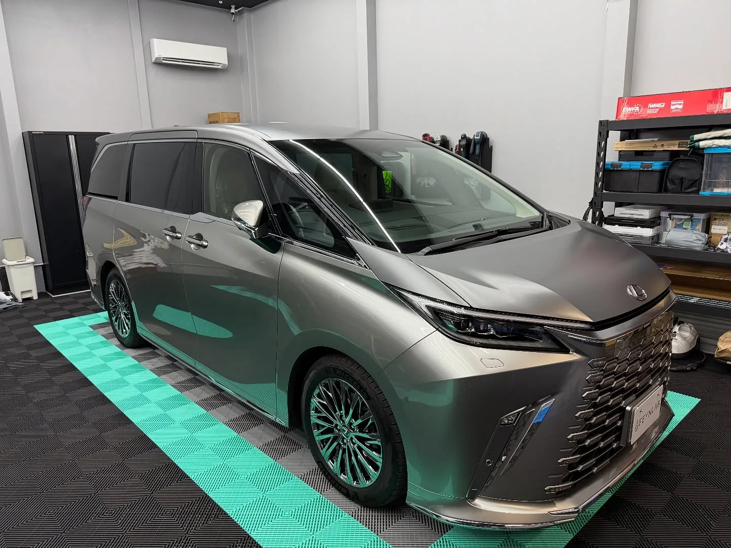 ✨【レクサスLMのエレガントなカラーチェンジ🌟】✨上部ハーフ...