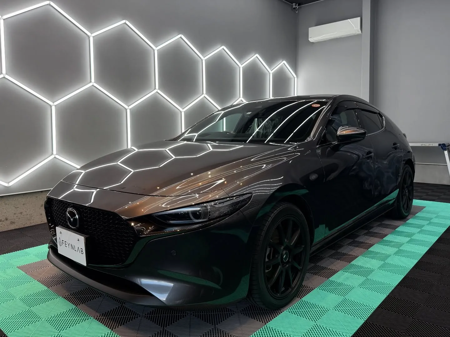 本日は、経年車のマツダ3に細部まで徹底した洗浄と磨きを施しま...