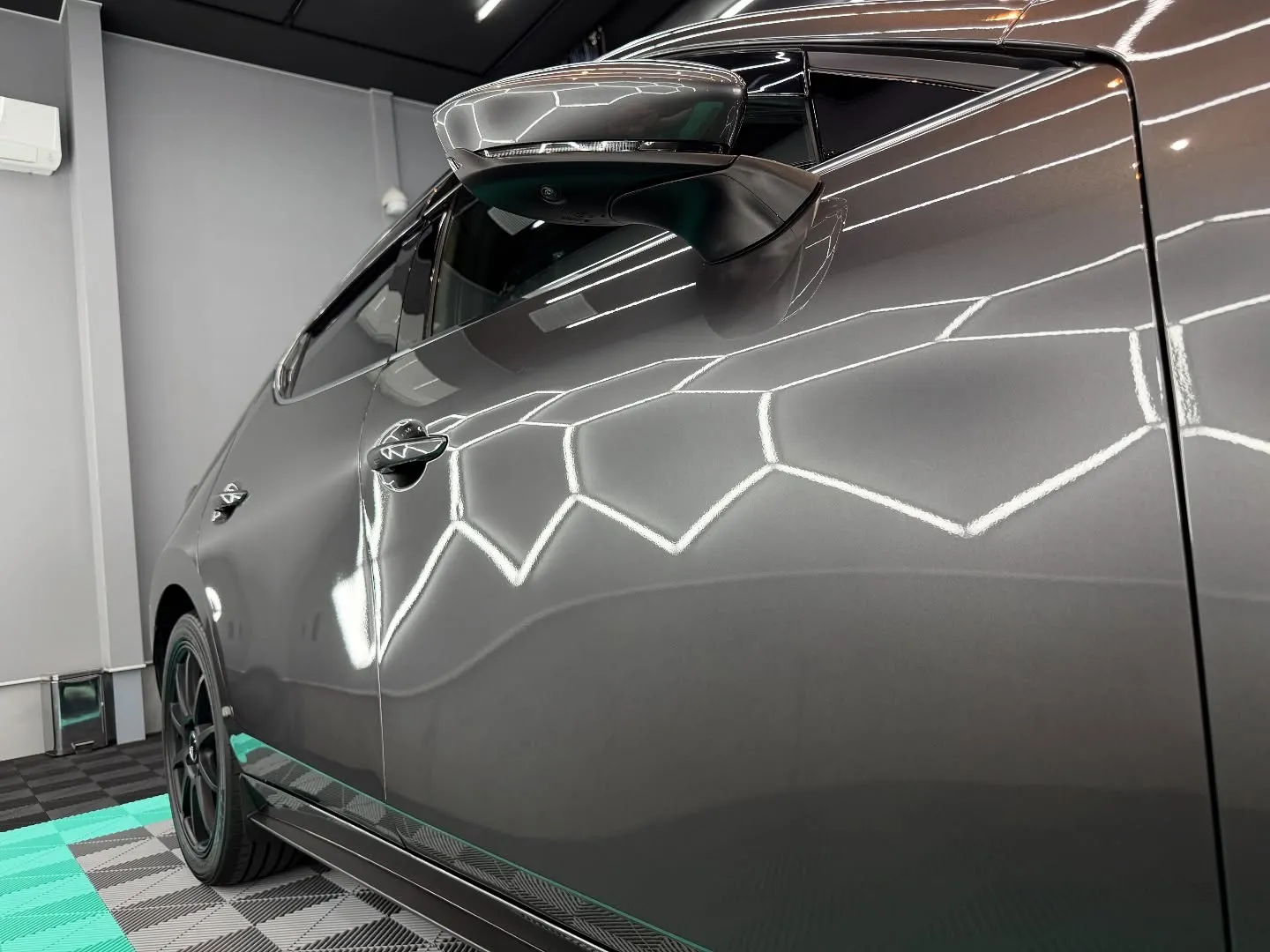 本日は、経年車のマツダ3に細部まで徹底した洗浄と磨きを施しま...