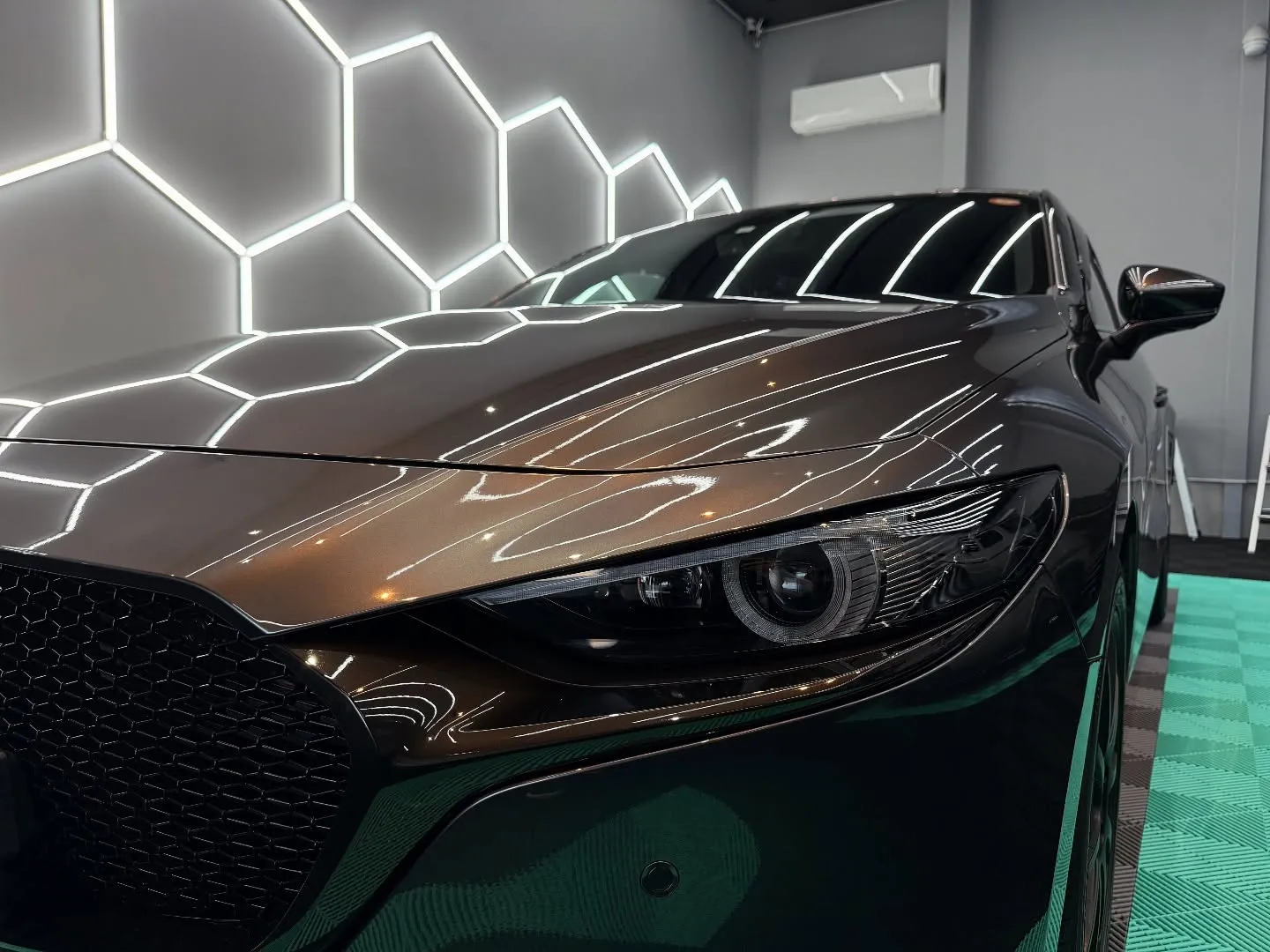 本日は、経年車のマツダ3に細部まで徹底した洗浄と磨きを施しま...