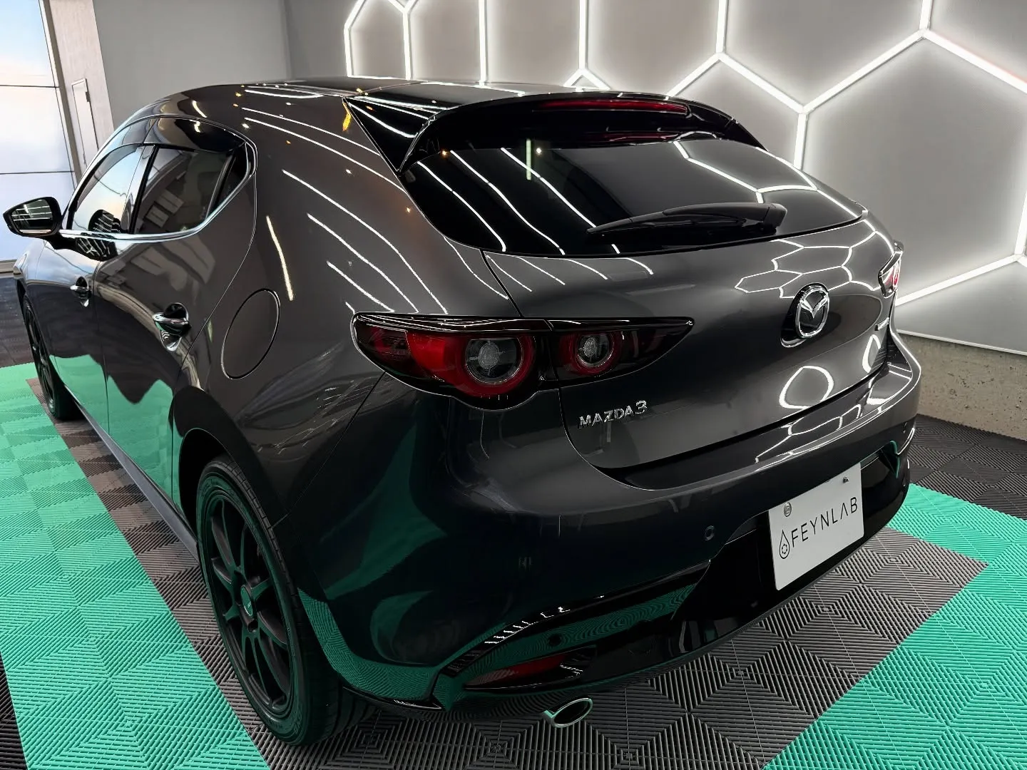 本日は、経年車のマツダ3に細部まで徹底した洗浄と磨きを施しま...