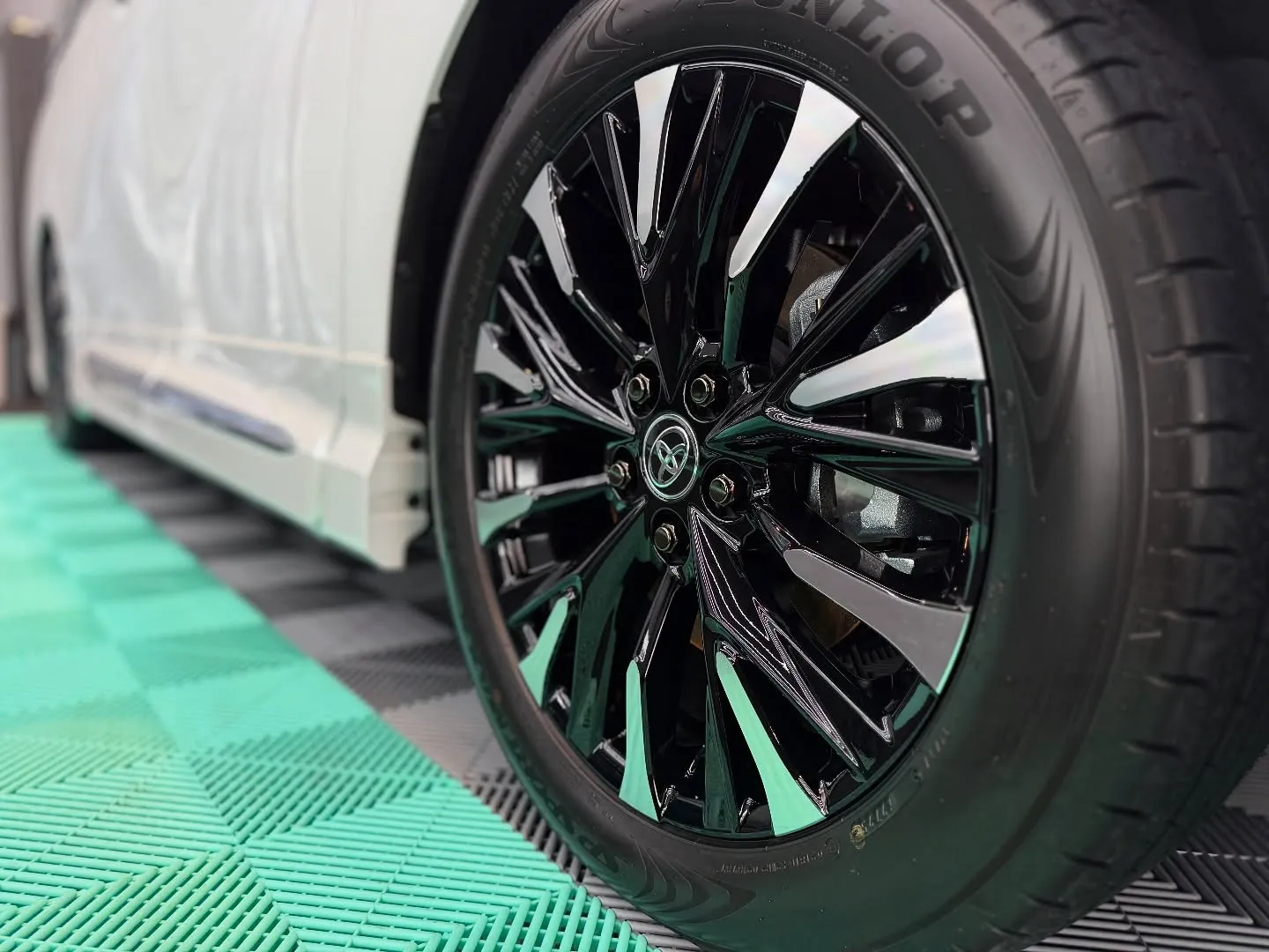 🚗✨皆様のお車をより美しく保つために、当店では最新のコーティ...