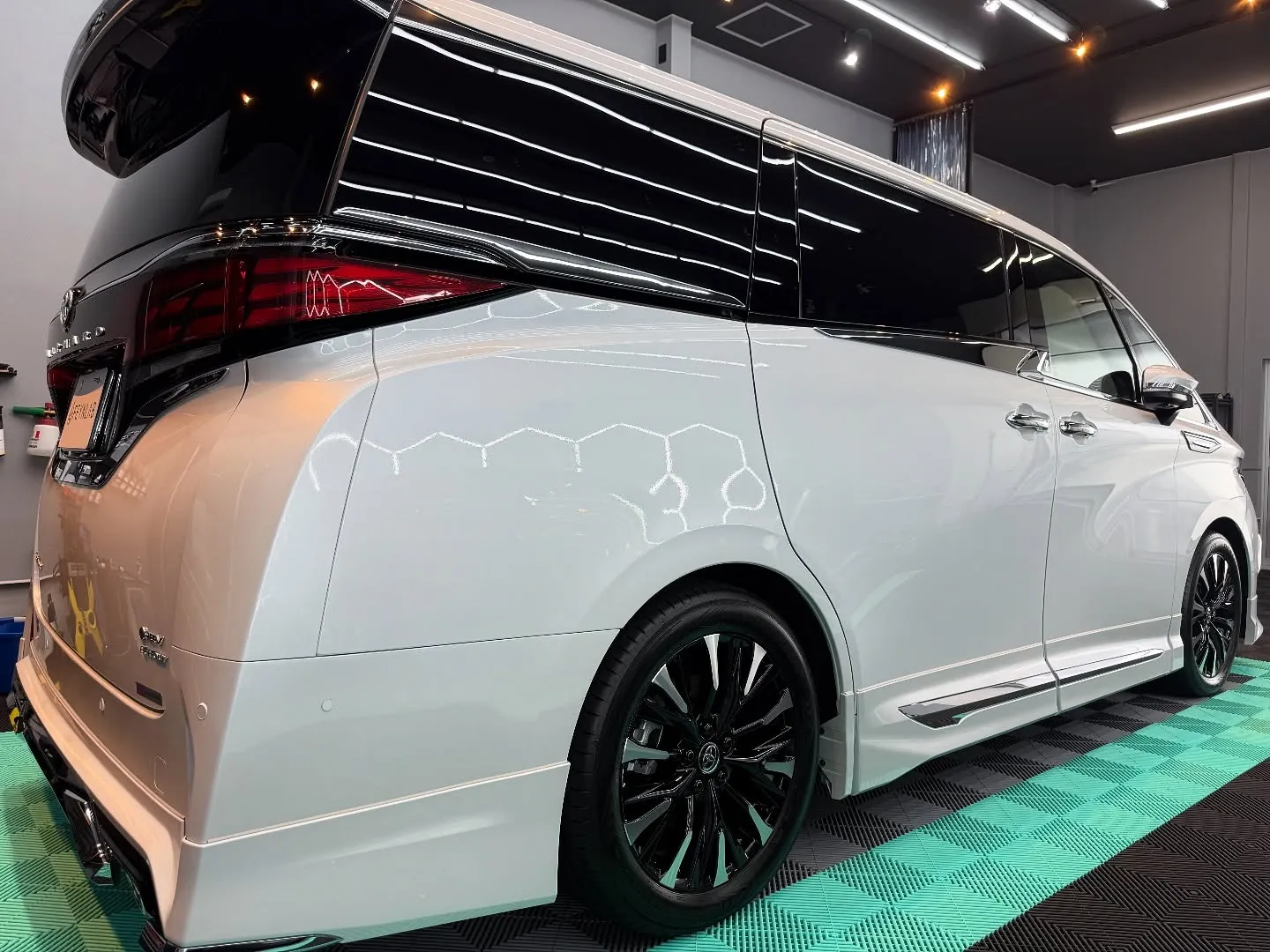 🚗✨皆様のお車をより美しく保つために、当店では最新のコーティ...