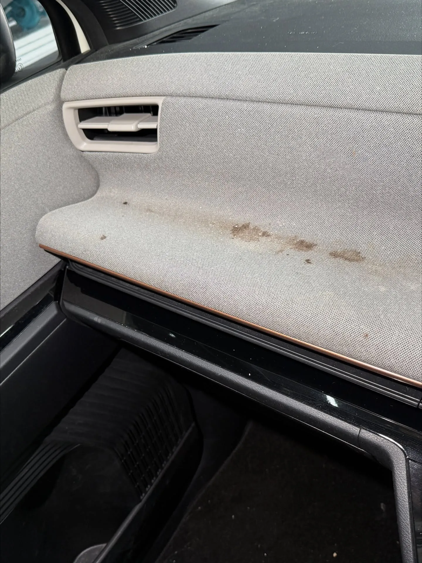 日産サクラのルームクリーニングを行いました。