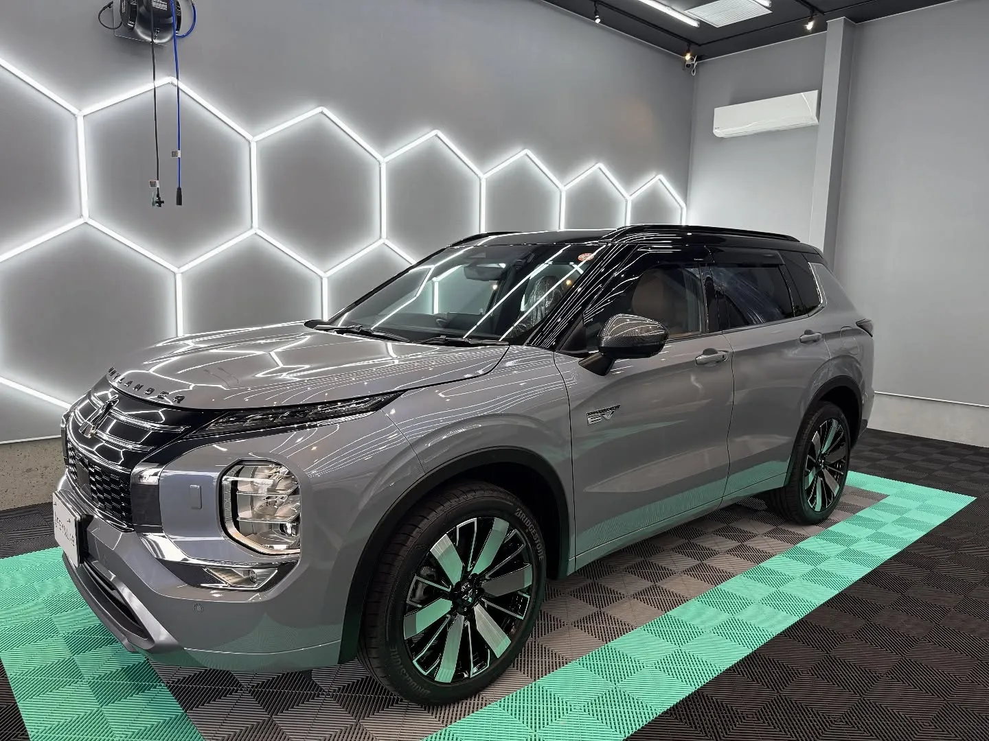 三菱アウトランダーへセラミックコーティングを施工しました✨