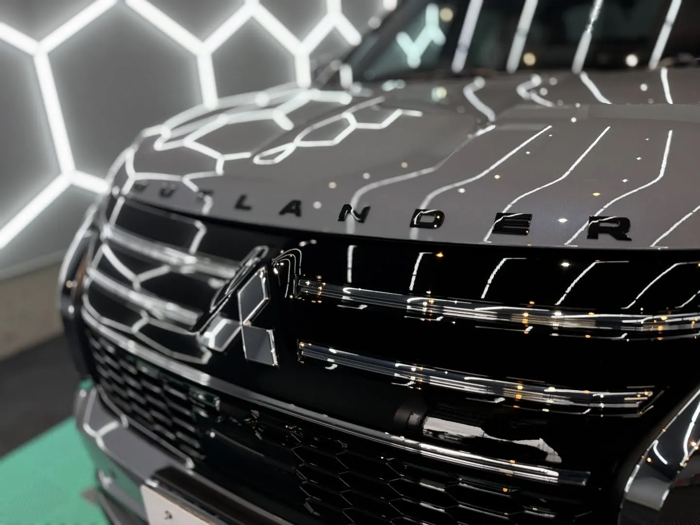 三菱アウトランダーへセラミックコーティングを施工しました✨