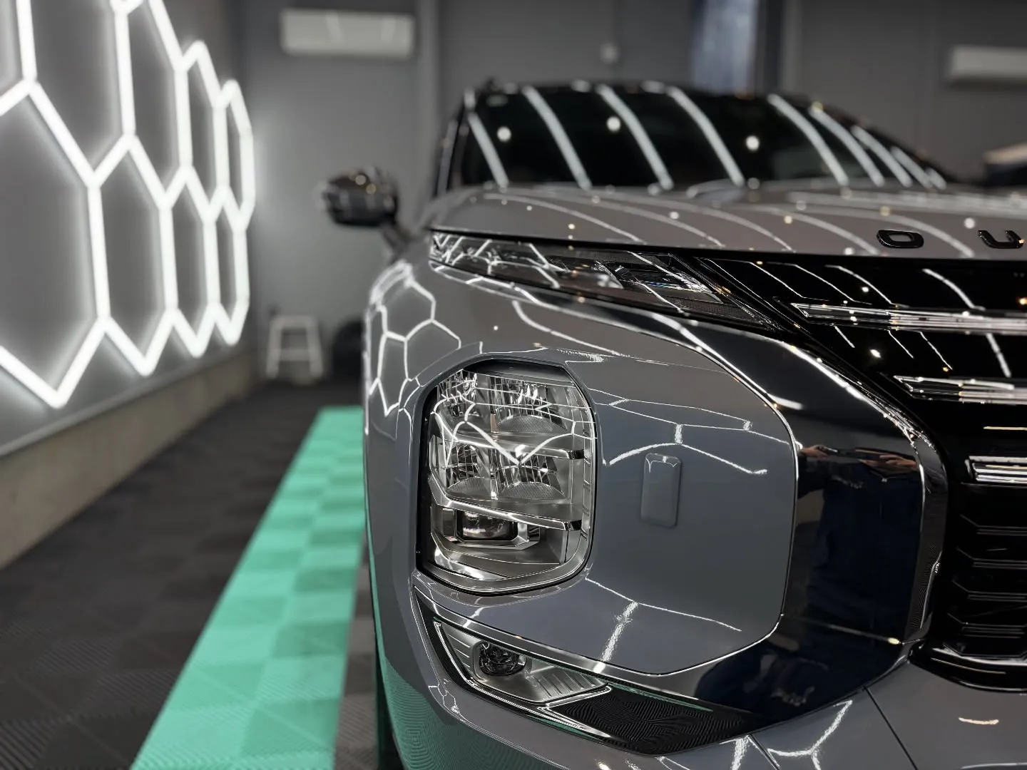 三菱アウトランダーへセラミックコーティングを施工しました✨