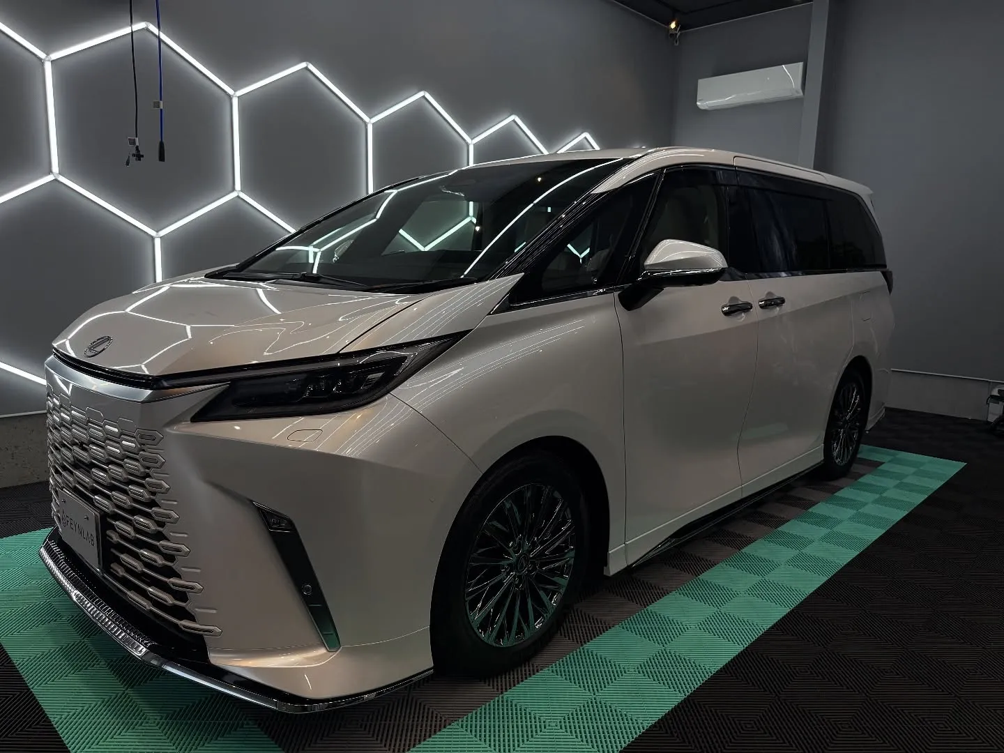 🚗✨ レクサス LM に最高品質のセラミックコーティングを施...