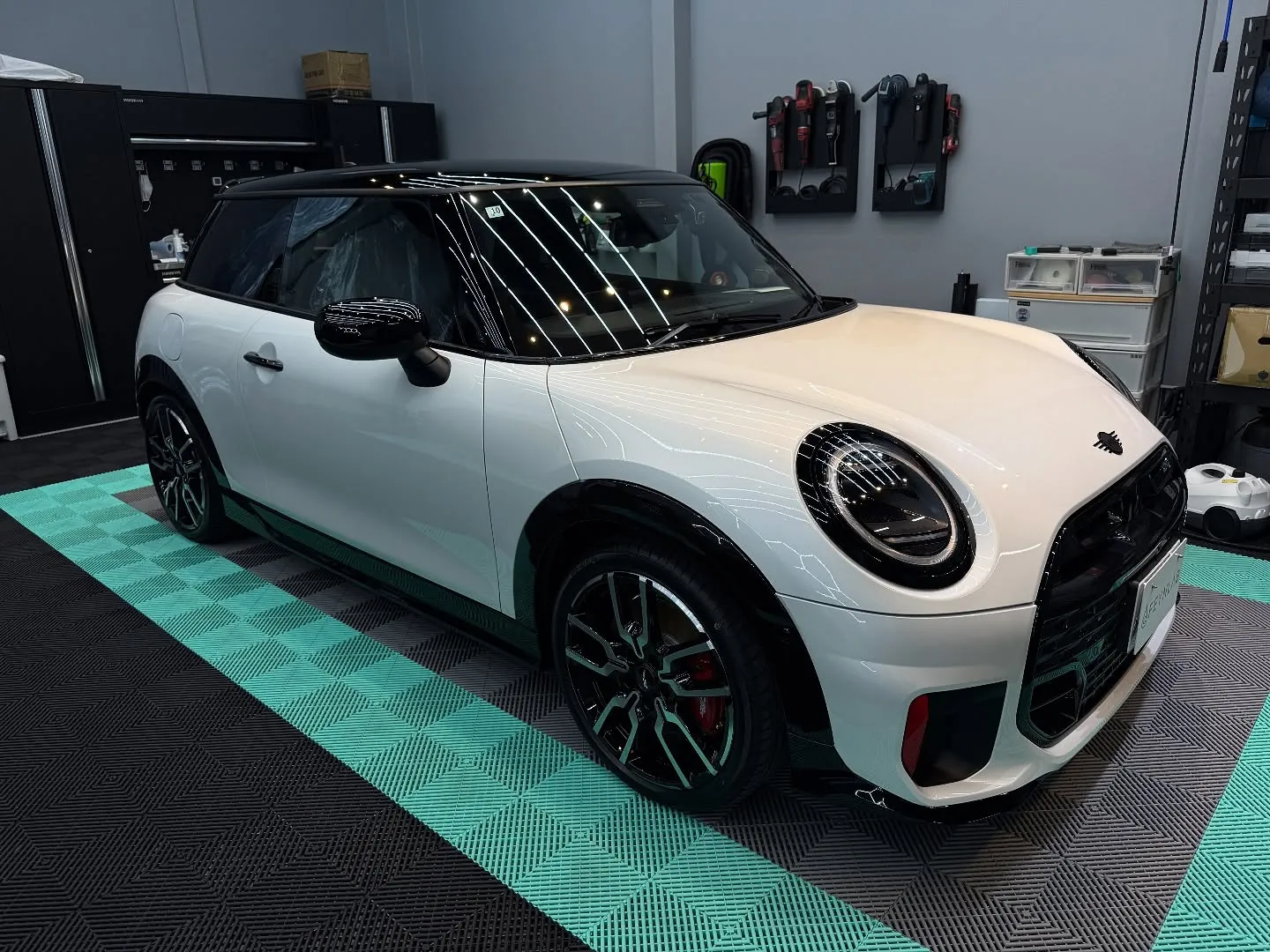 🚗✨ 新車ミニクーパーのJCWをさらなる輝きへ！