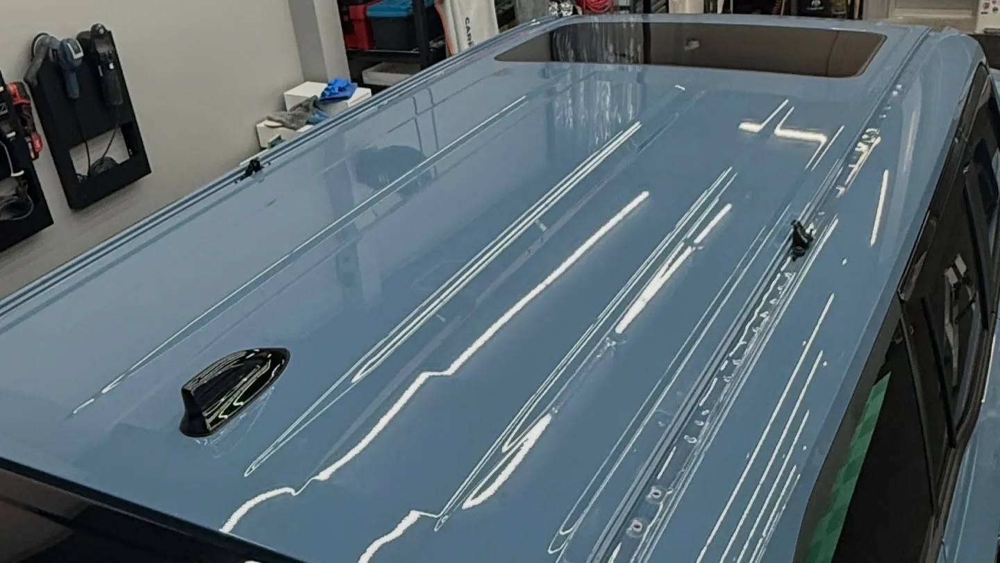 トヨタ ランドクルーザー250のルーフをブラックラッピングし...